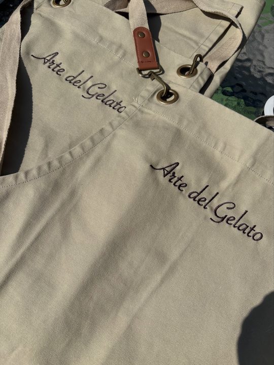 Grembiuli personalizzati con il nome della tua attività, fai parlare l’abbigliamento del tuo lavoro ancor prima di te! 😎
