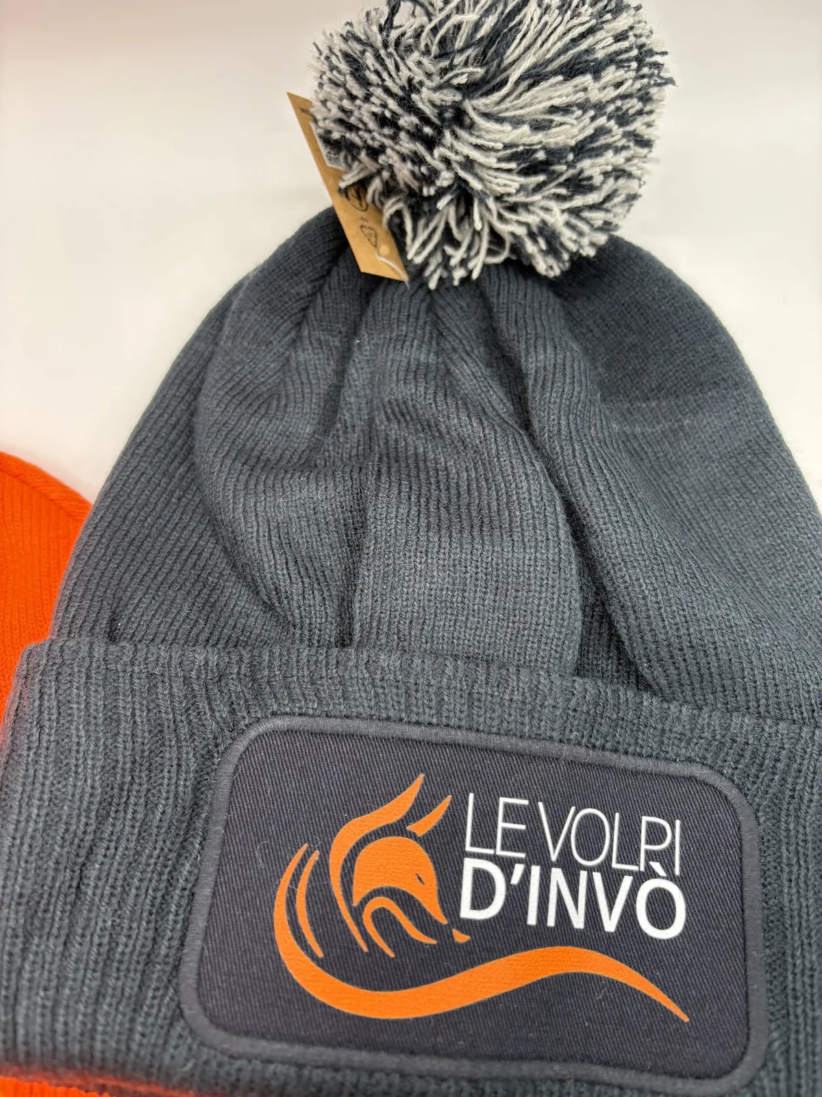 Berretto con pompon e toppa Le Volpi d’Invo