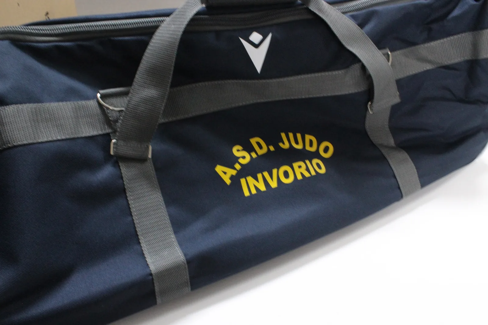 Borsone Macron con la scritta A.S.D. Judo Invorio