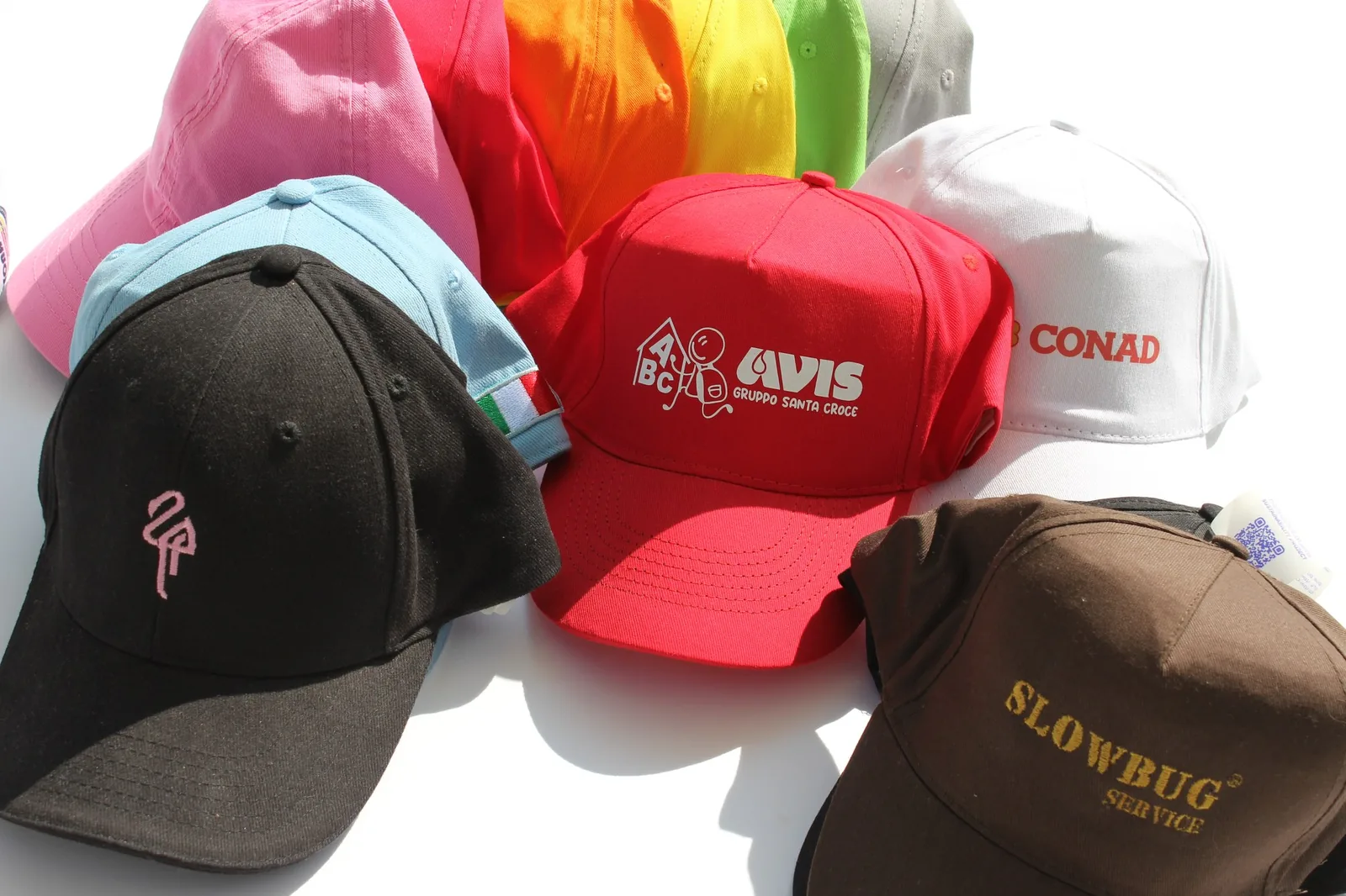 Cappellini personalizzati di tanti colori: AVIS, Conad, Slowbug