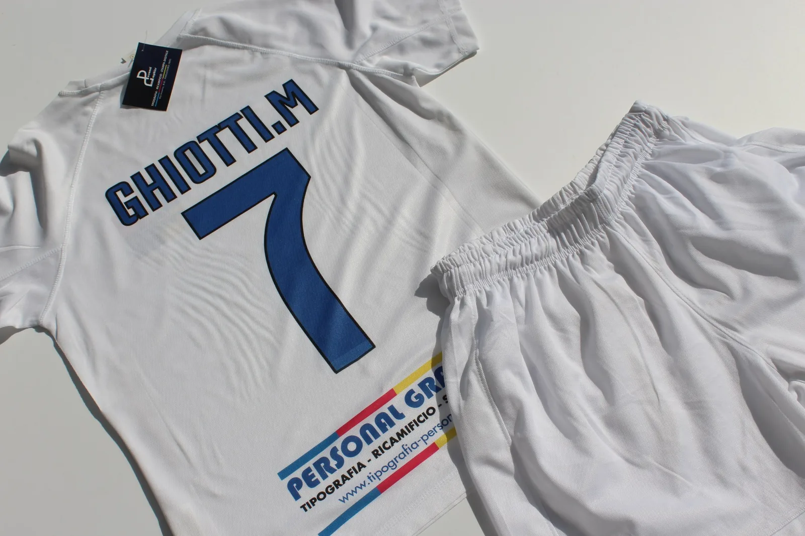 Completo da calcio bianco con nome e numero stampati
