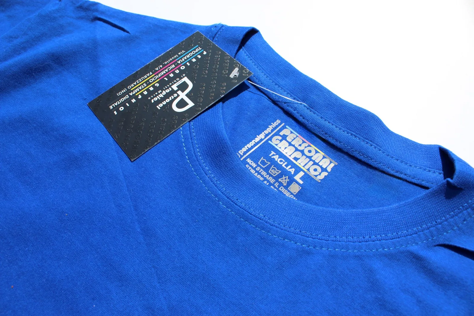 T-shirt blu con etichetta stampata nel collo e cartellino Personal Graphics
