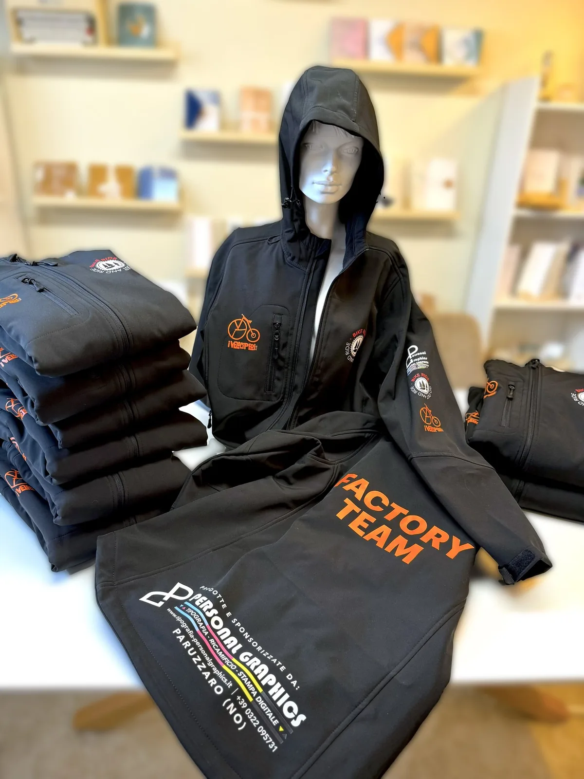 Felpe e giacche Factory Team esposte nello showroom