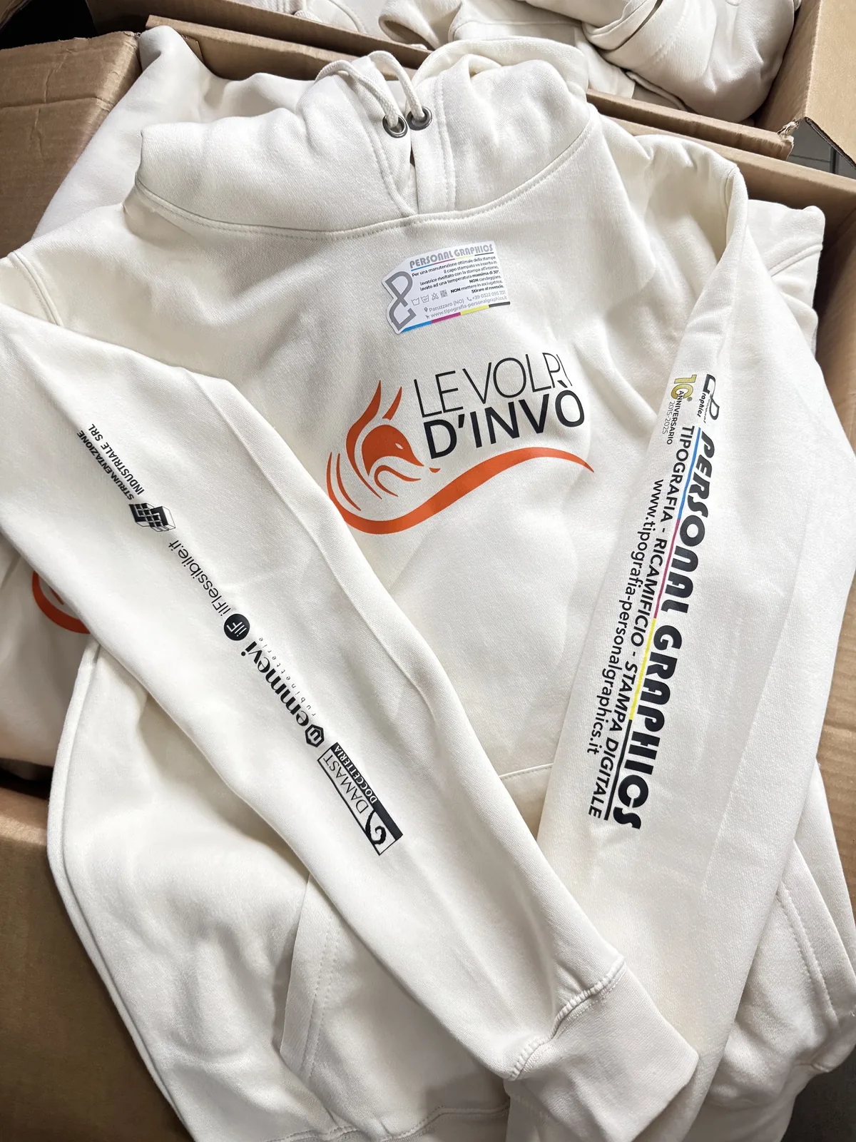 Felpa bianca Le Volpi d’Invo Trail con gli sponsor stampati sulle maniche