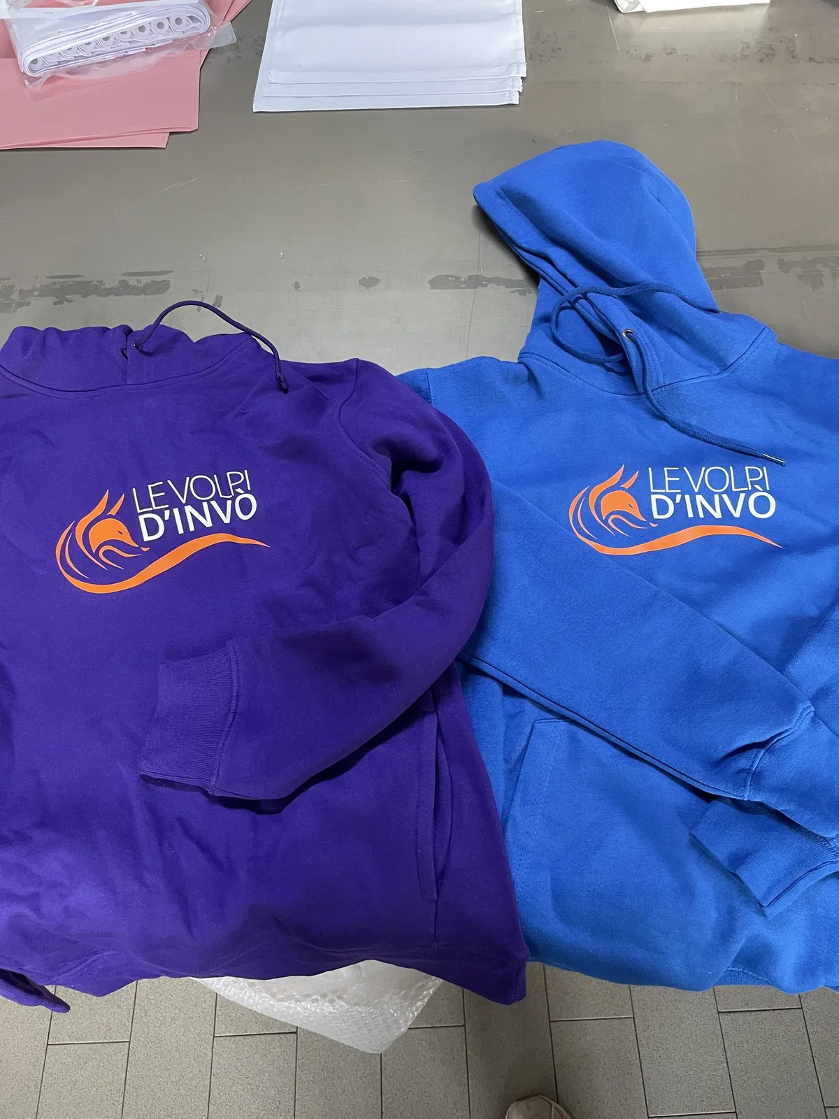 Felpe viola e blu Le Volpi d’Invo con il logo ricamato sul petto