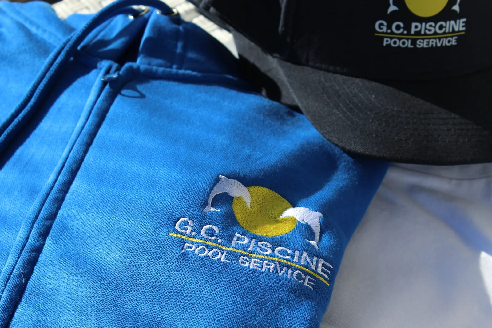 Felpa blu G.C. Piscine con il logo ricamato