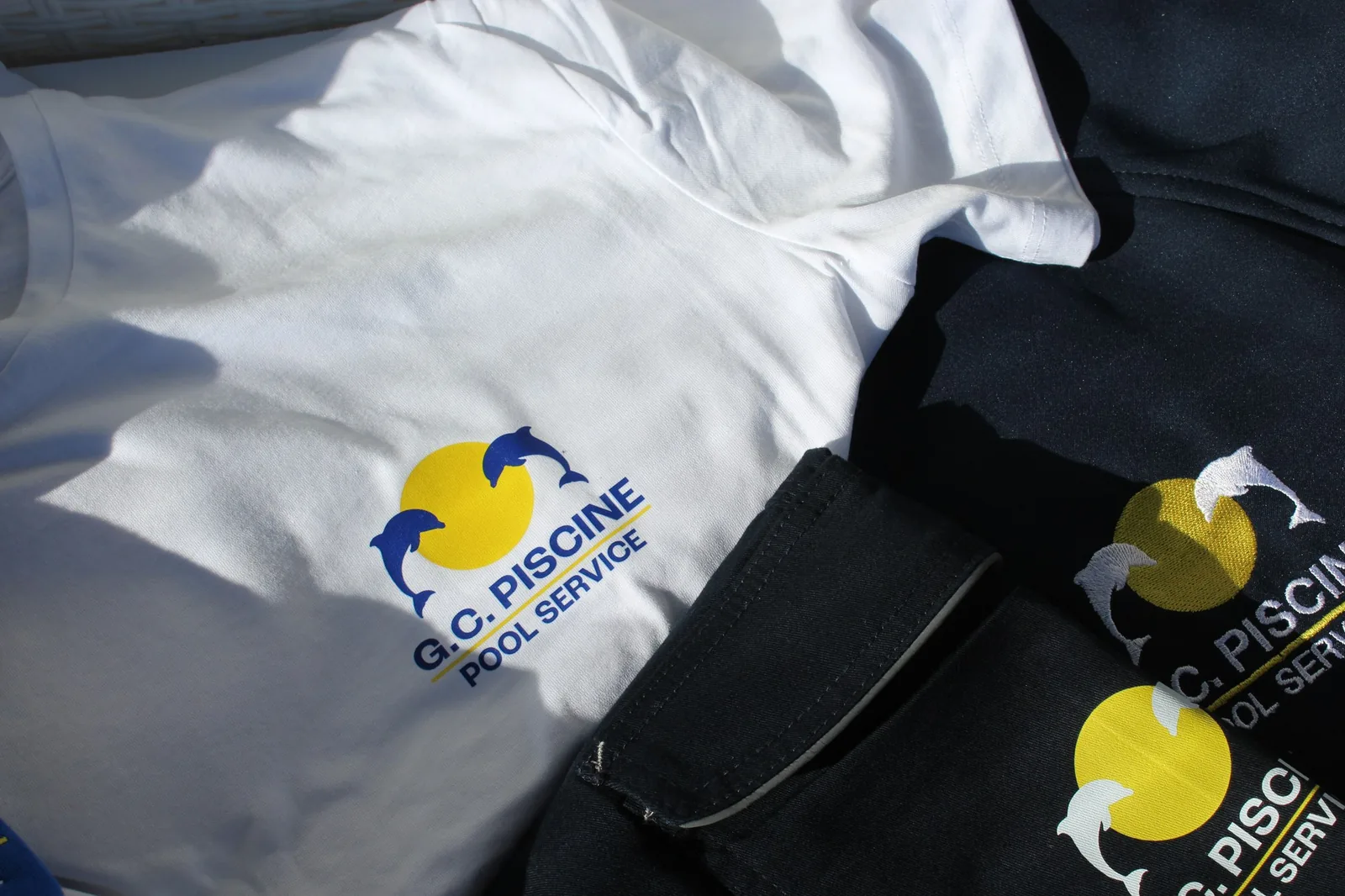 Cappellino, t-shirt e felpa G.C. Piscine con il logo stampato e ricamato