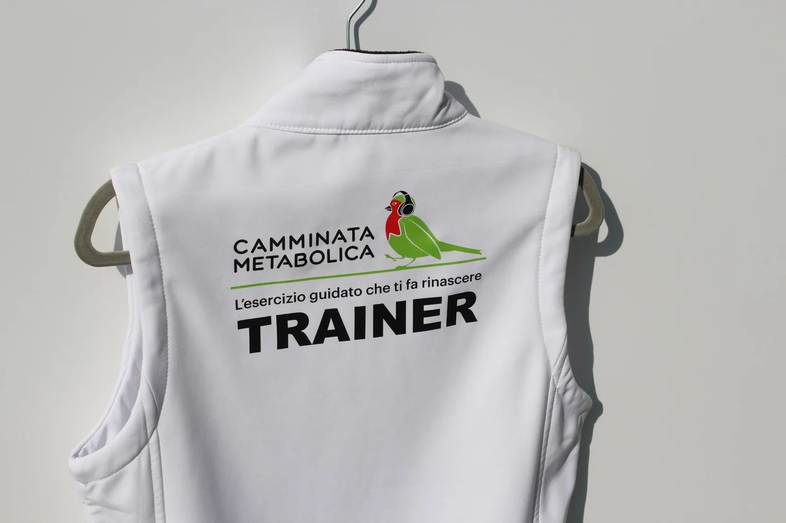 Gilet bianco Camminata Metabolica Trainer con il logo stampato sulla schiena