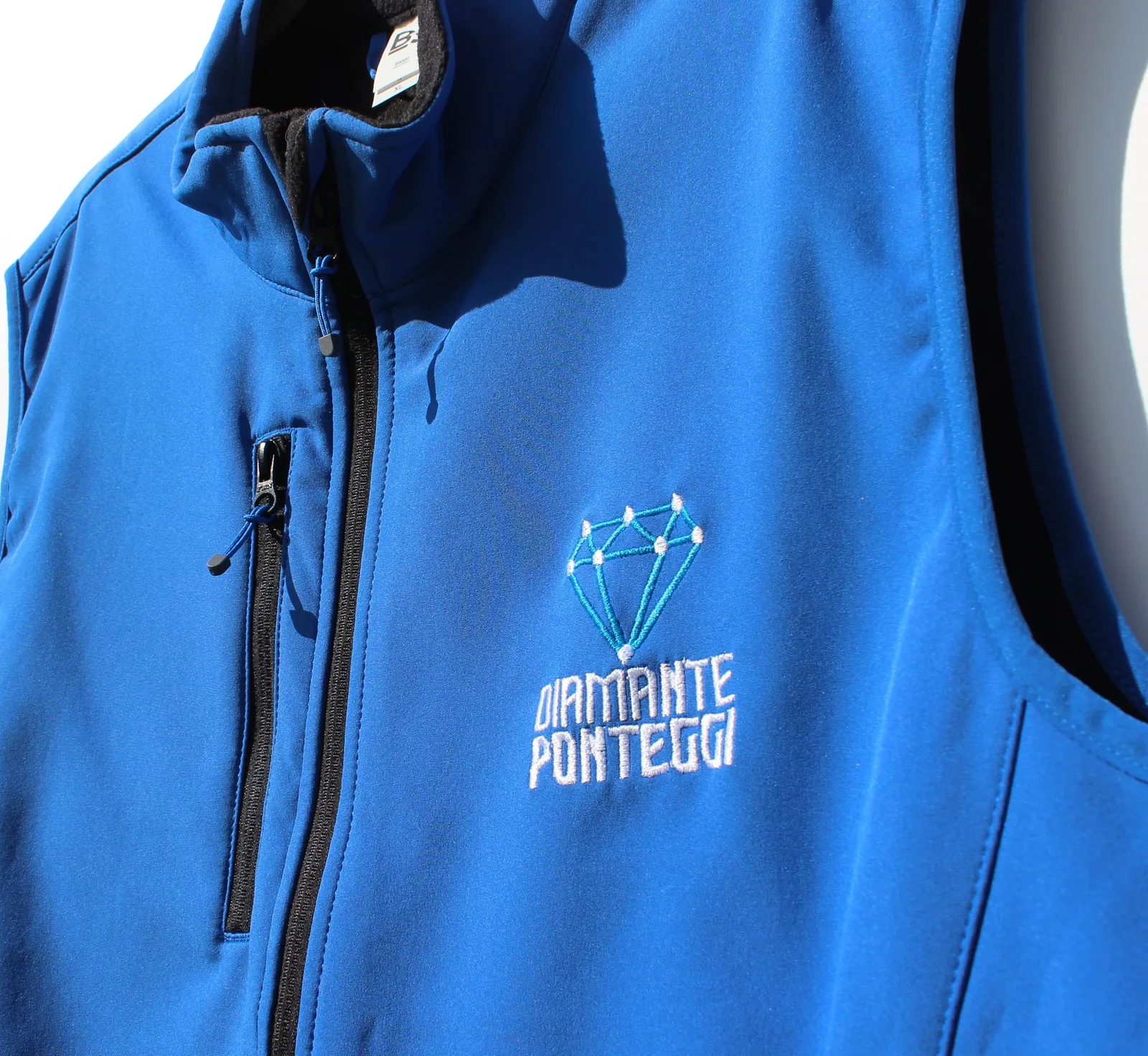 Gilet softshell blu con logo Diamante Ponteggi ricamato