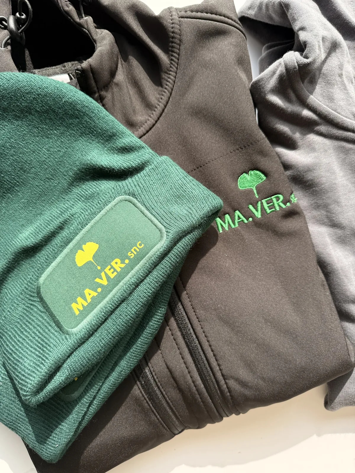 Pile verde MA.VER. con il logo ricamato sulla toppa