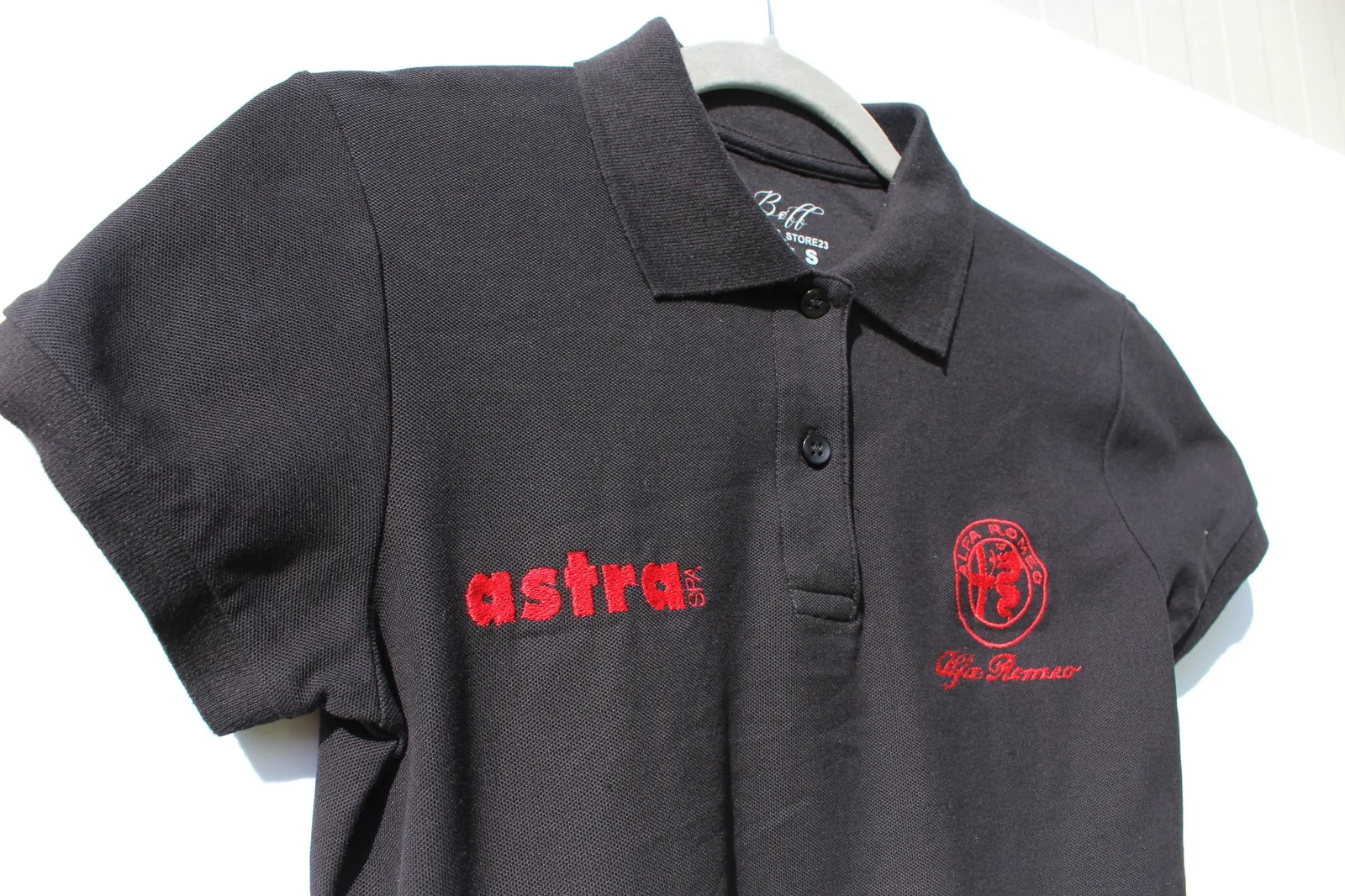 Polo grigia con il ricamo rosso Astra e il logo Alfa Romeo