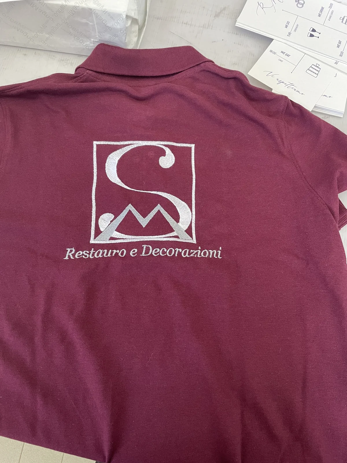 Polo bordeaux con logo Restauro e Decorazioni