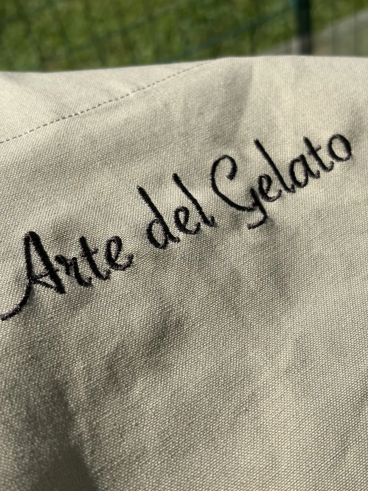 Dettaglio del ricamo Arte del Gelato su grembiule