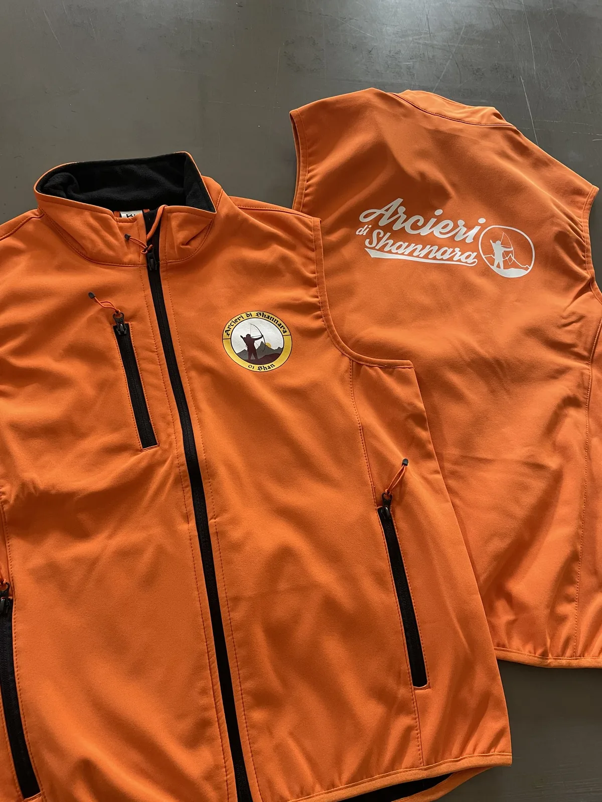 Softshell arancione Arcieri Vannara con il logo ricamato sul petto