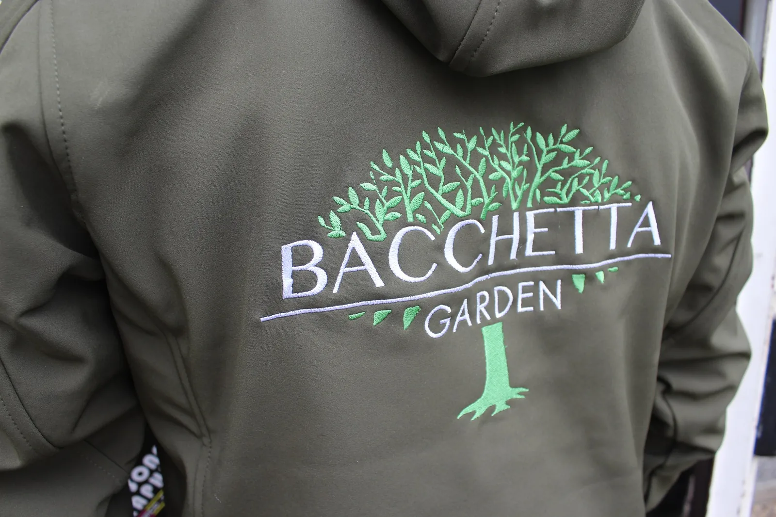 Softshell grigio verde con il logo Bacchetta Garden ricamato sulla schiena