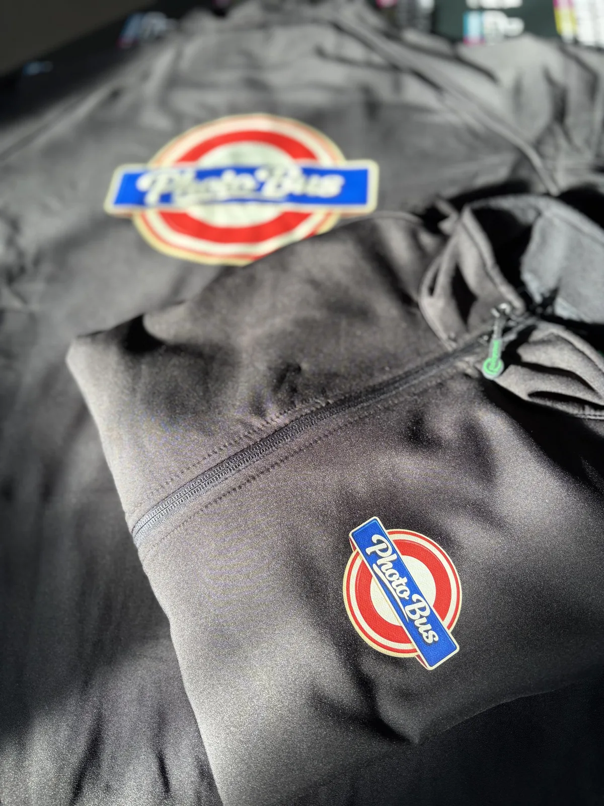 Softshell grigia Photo Bus con il logo ricamato sul petto