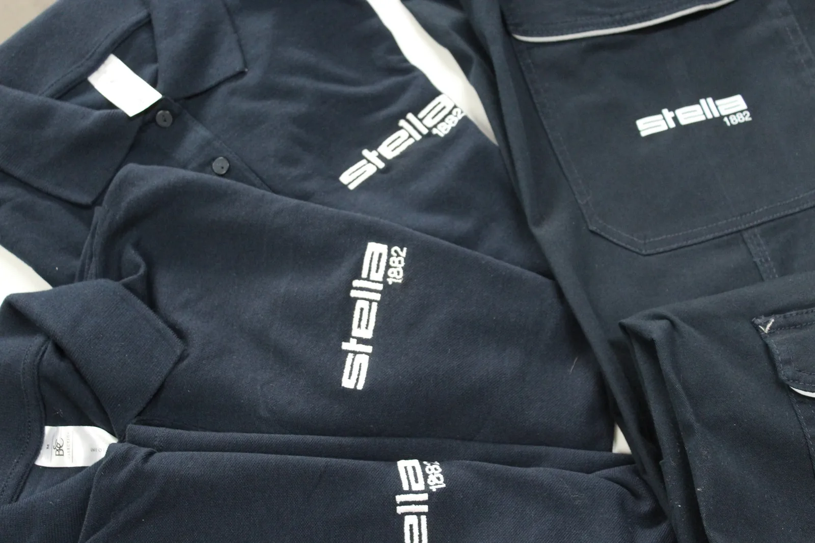 Polo e pantaloni da lavoro Stella 1882 con logo ricamato