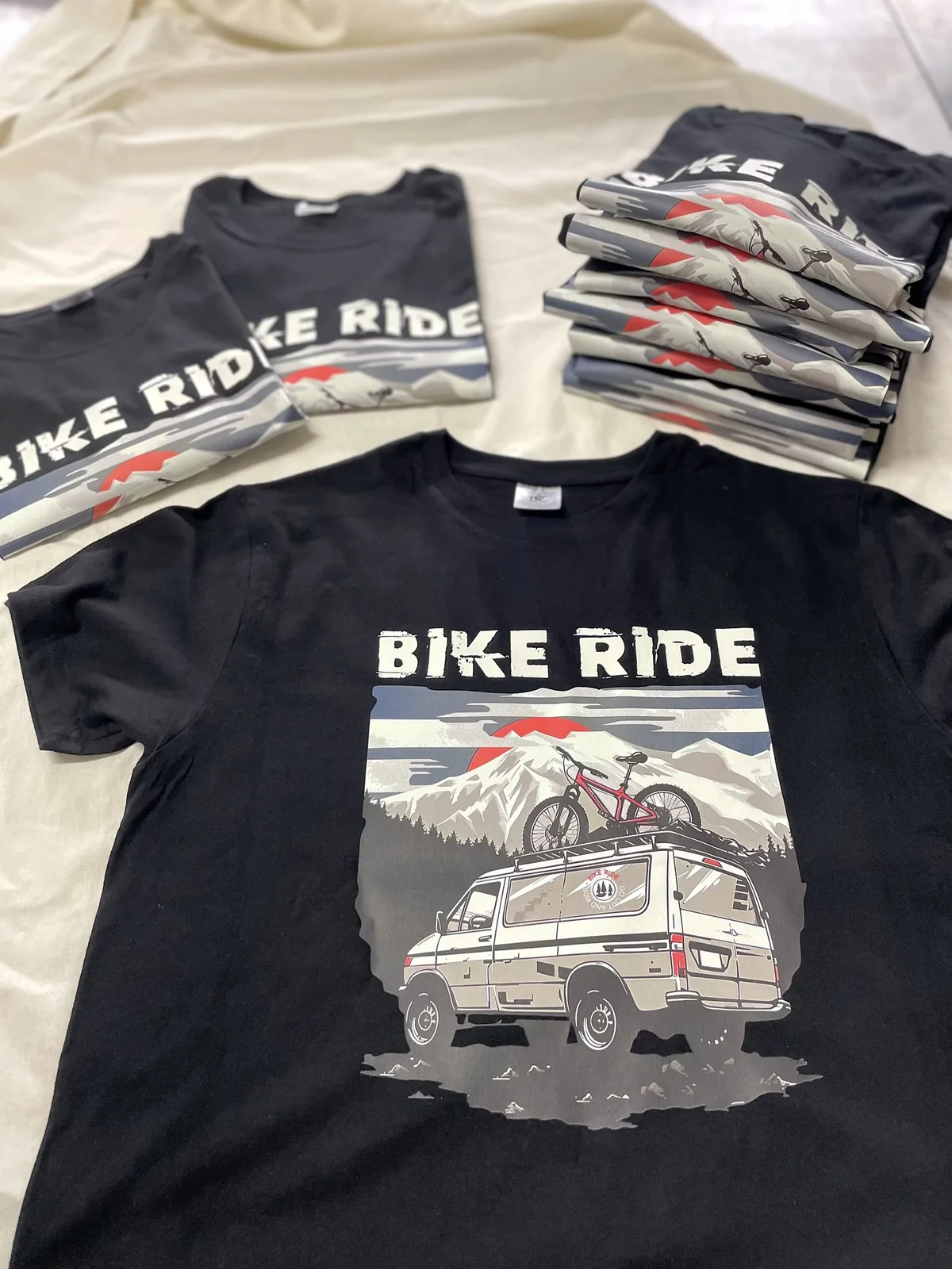 T-shirt nere Bike Ride con stampa a colori