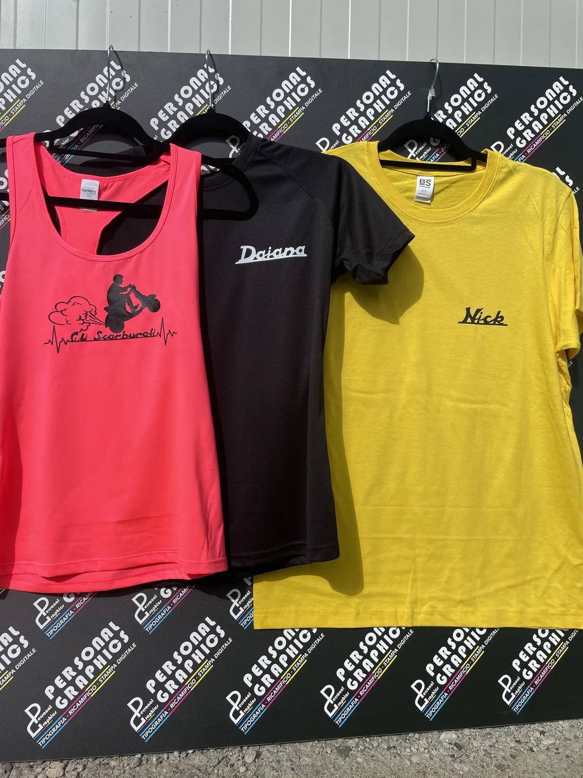 T-shirt rosa, nera e gialla con logo e nomi personalizzati