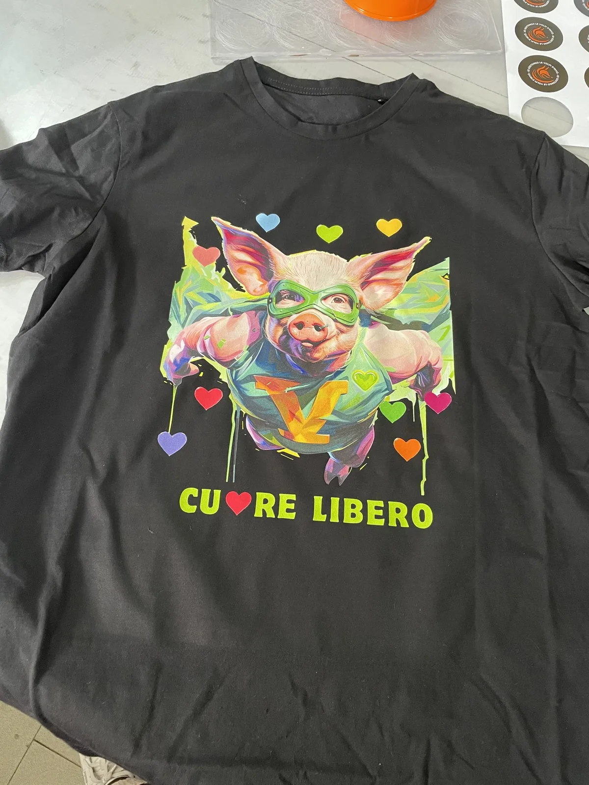 T-shirt nera con stampa a colori Cuore Libero