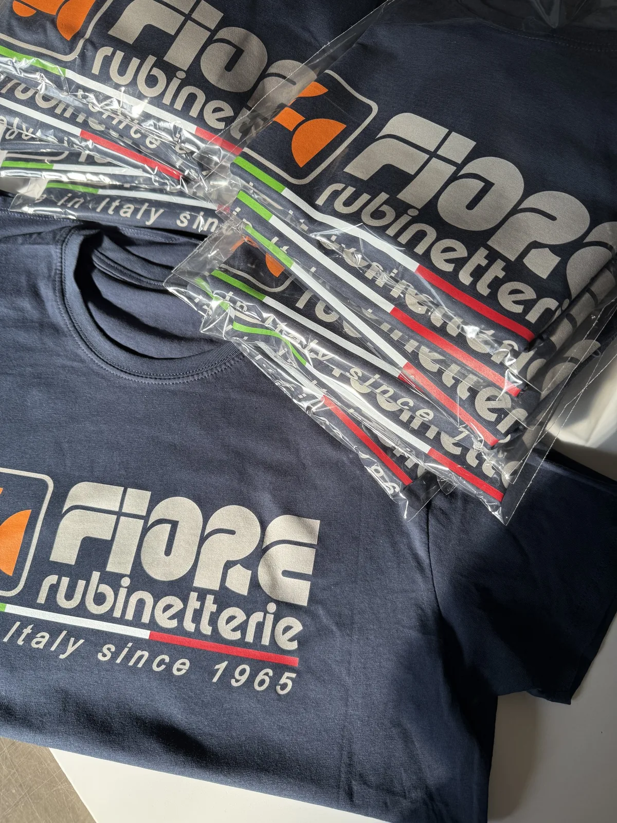 T-shirt blu Fiore Rubinetterie con il logo stampato e le maglie imbustate