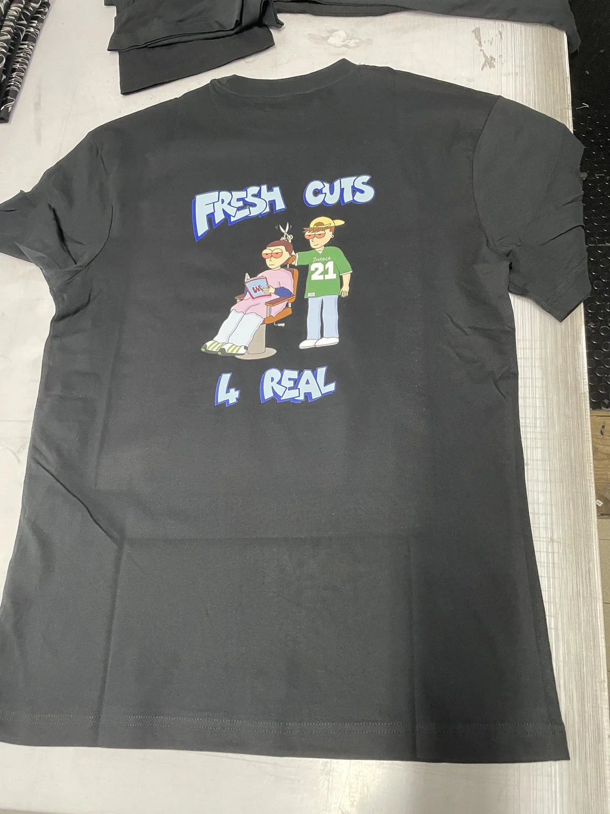 T-shirt nera Fresh Cuts 4 Real con l’illustrazione del barbiere