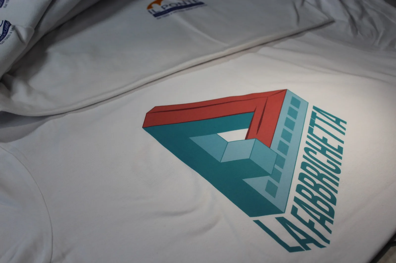 T-shirt bianca con logo La Fabbrichetta stampato