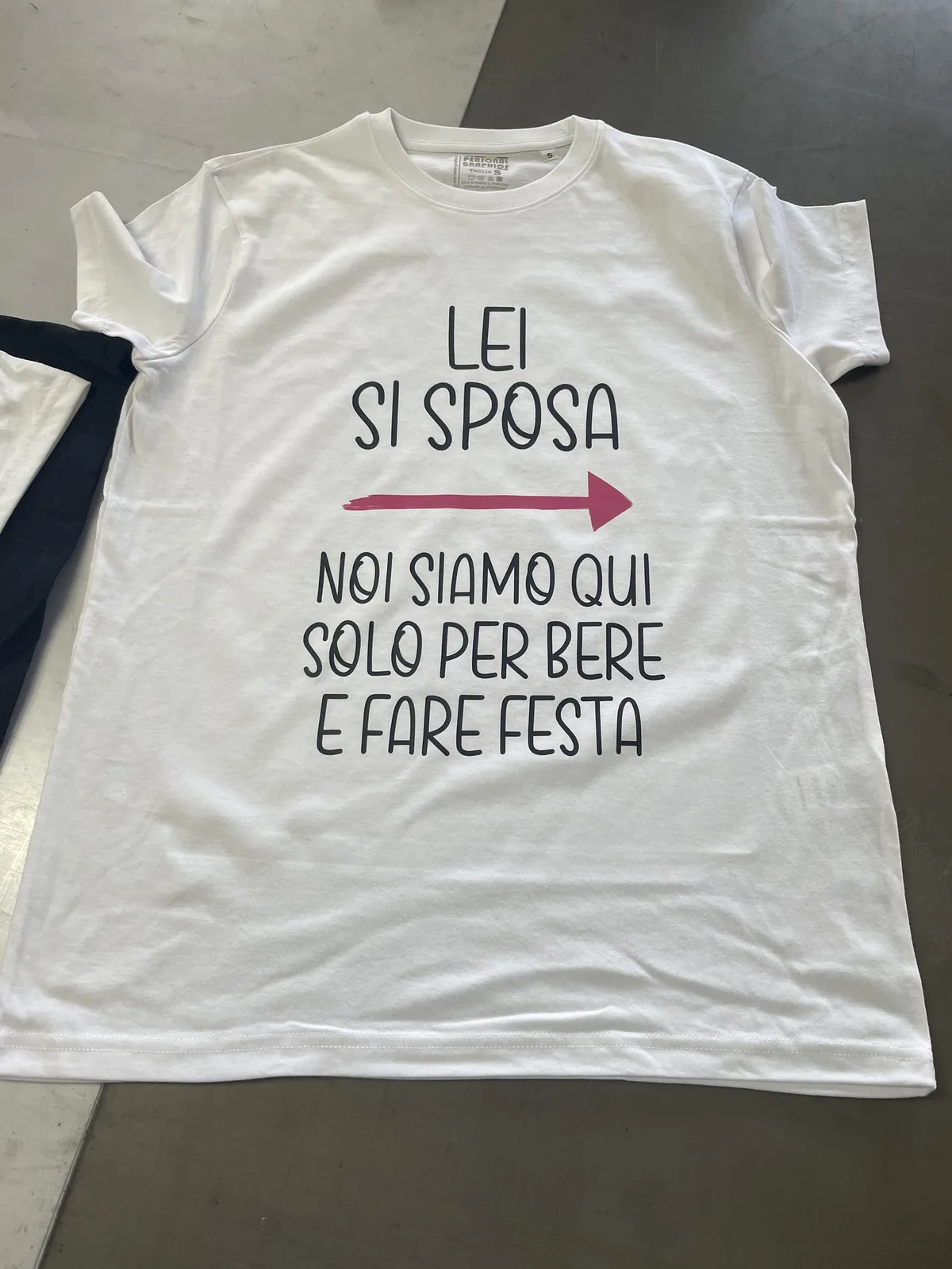 T-shirt bianche «Lei si sposa» e «Io mi sposo» per l’addio al nubilato