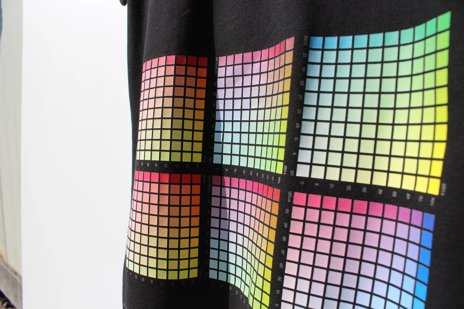 Prova di stampa a colori su t-shirt nera
