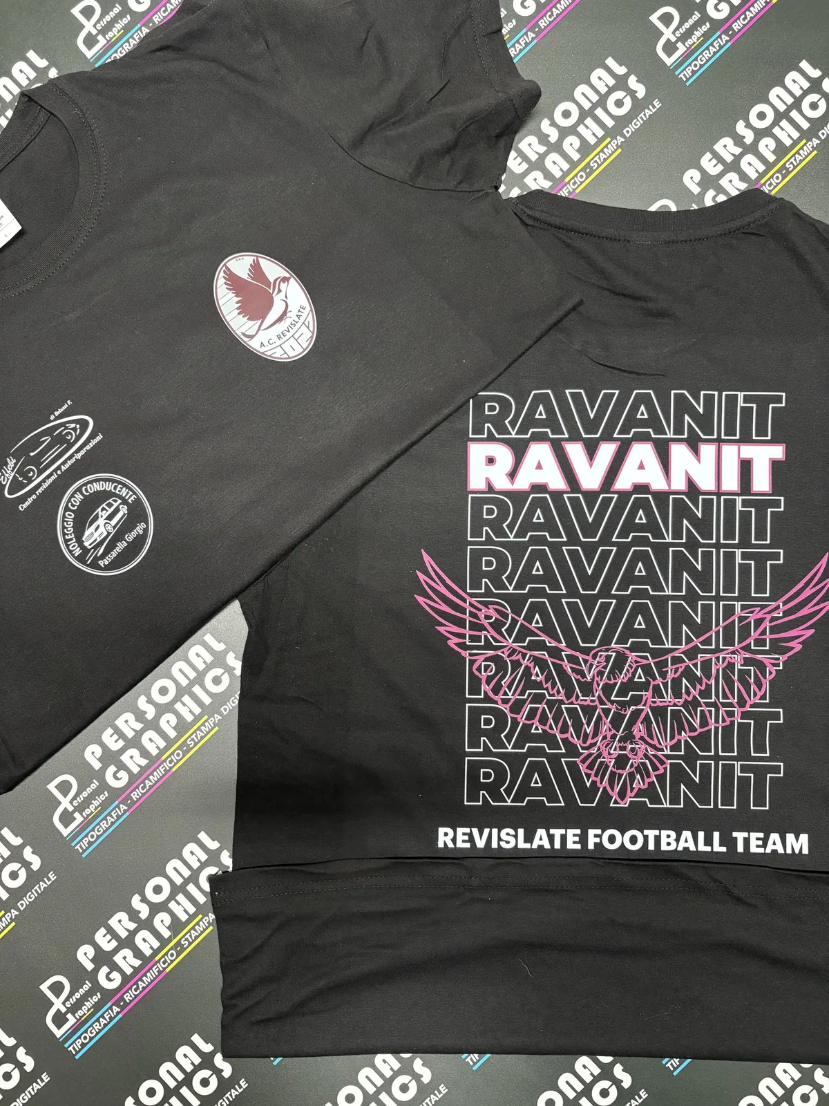 T-shirt nera Ravanit Revislate Football Team con la grafica rosa