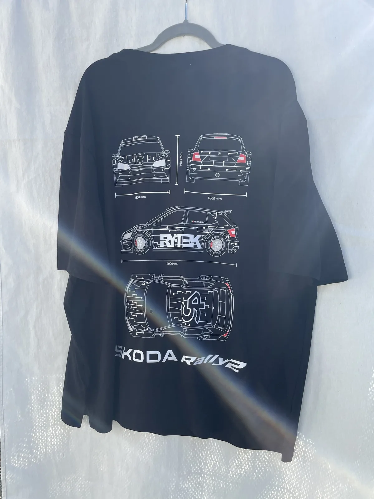 T-shirt nera Ry-Tek Motorsport con la Skoda Rally2 disegnata