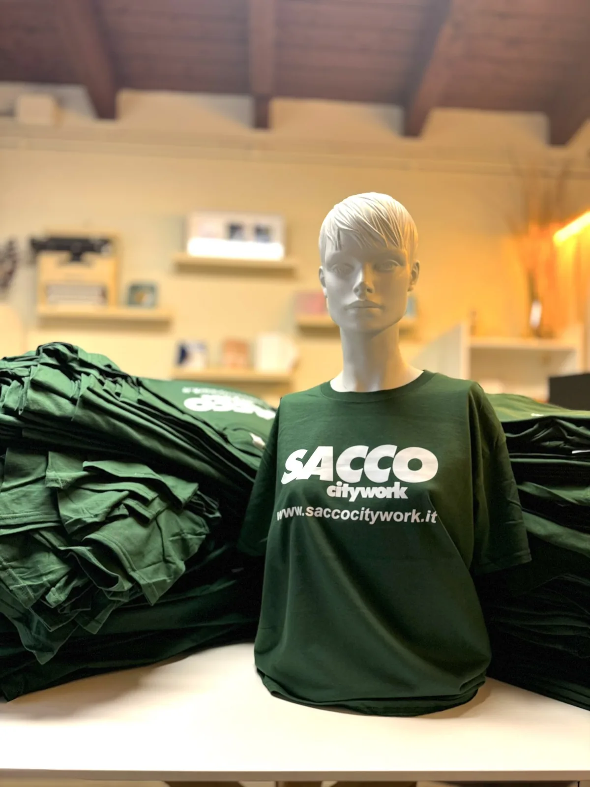 T-shirt verdi Sacco Citywork nello showroom