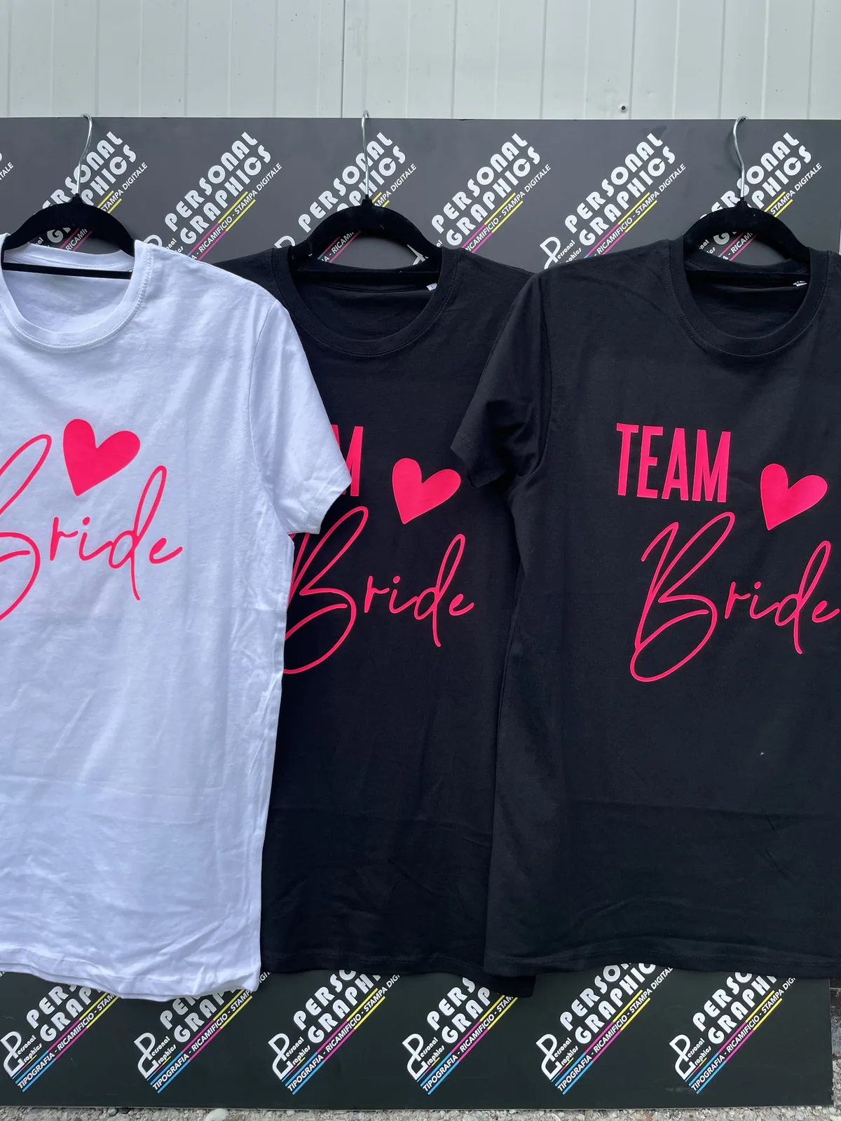 T-shirt Team Bride per un addio al nubilato, appese in negozio
