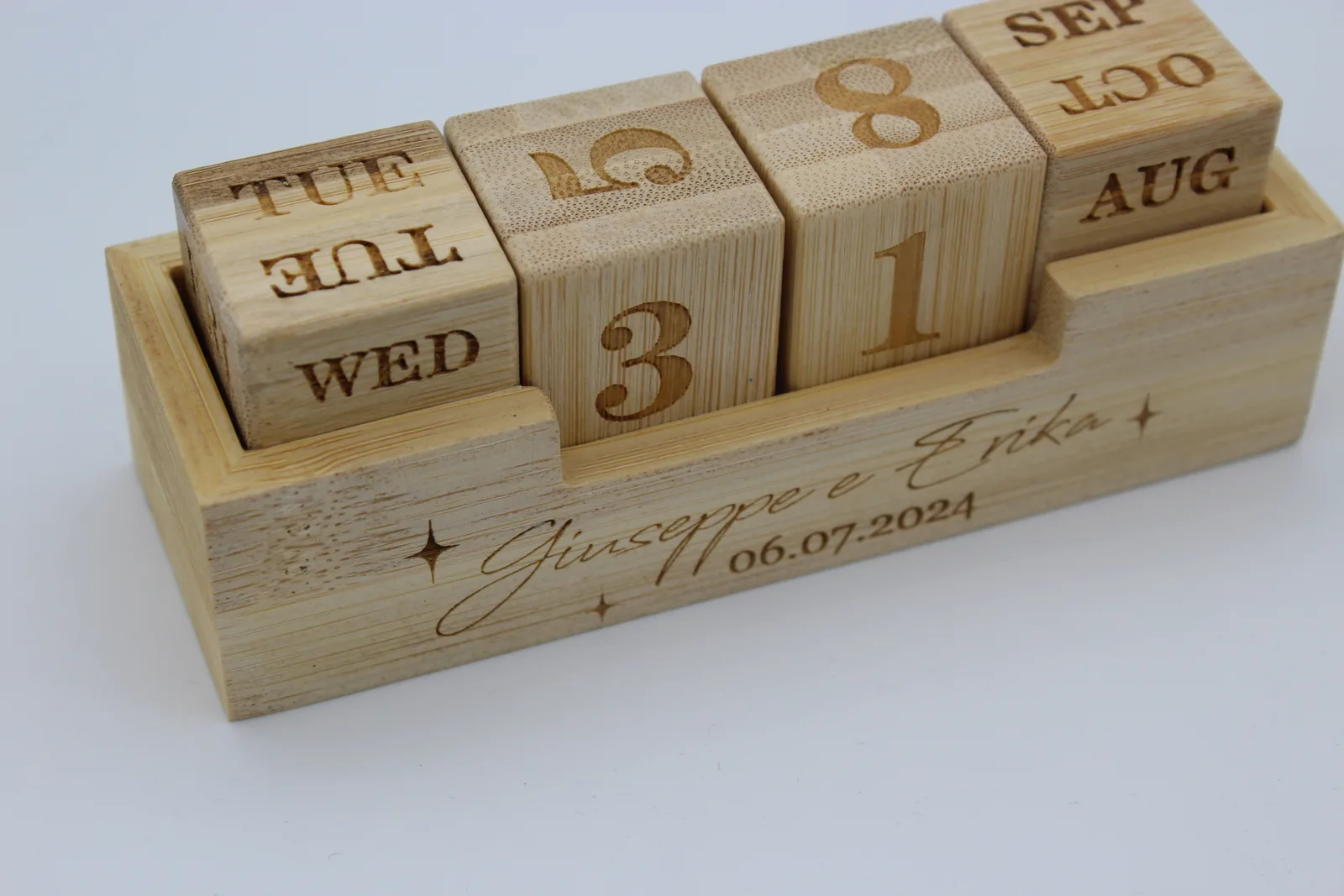 Calendario perpetuo in legno inciso con nomi e data
