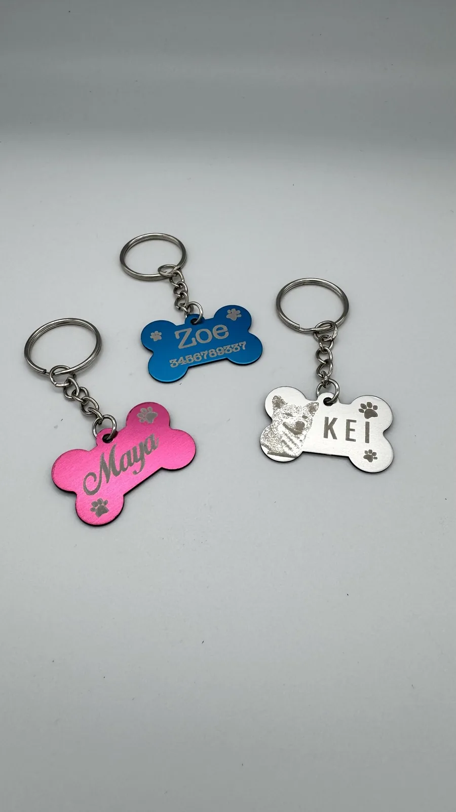 Medagliette a osso incise coi nomi Maya, Zoe e Kei, rosa, blu e argento