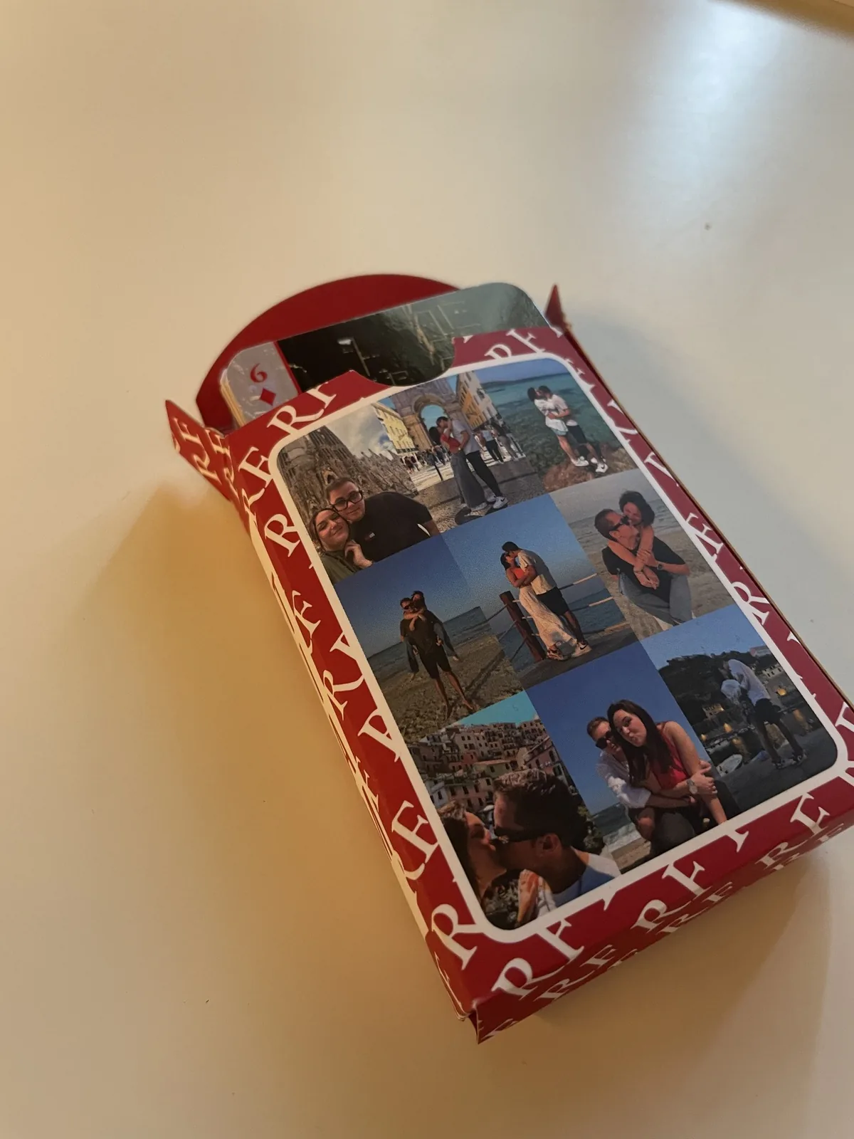 Scatola regalo rossa con il collage di foto stampato su tutte le facce
