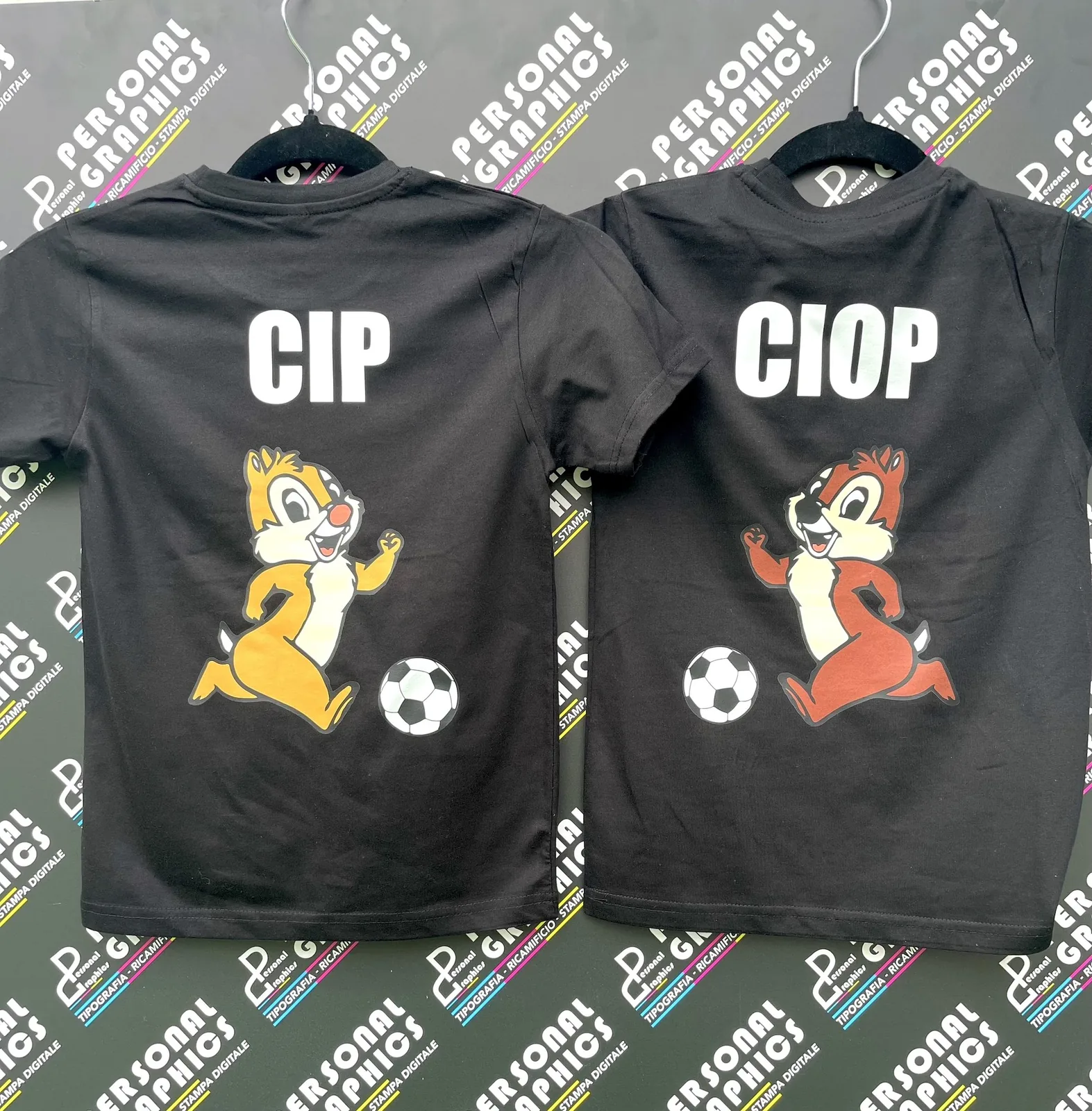 Due magliette nere da bambino Cip e Ciop con i personaggi che giocano a pallone