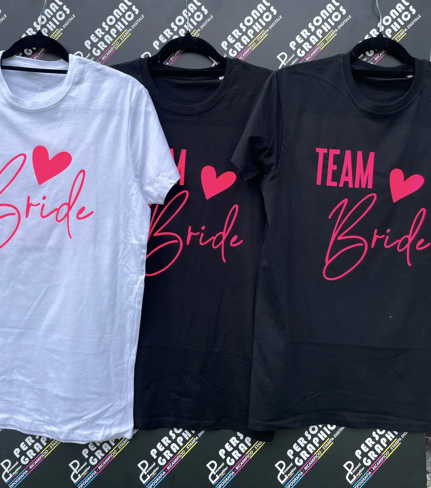 T-shirt bianche e nere Team Bride con cuori rosa per l’addio al nubilato
