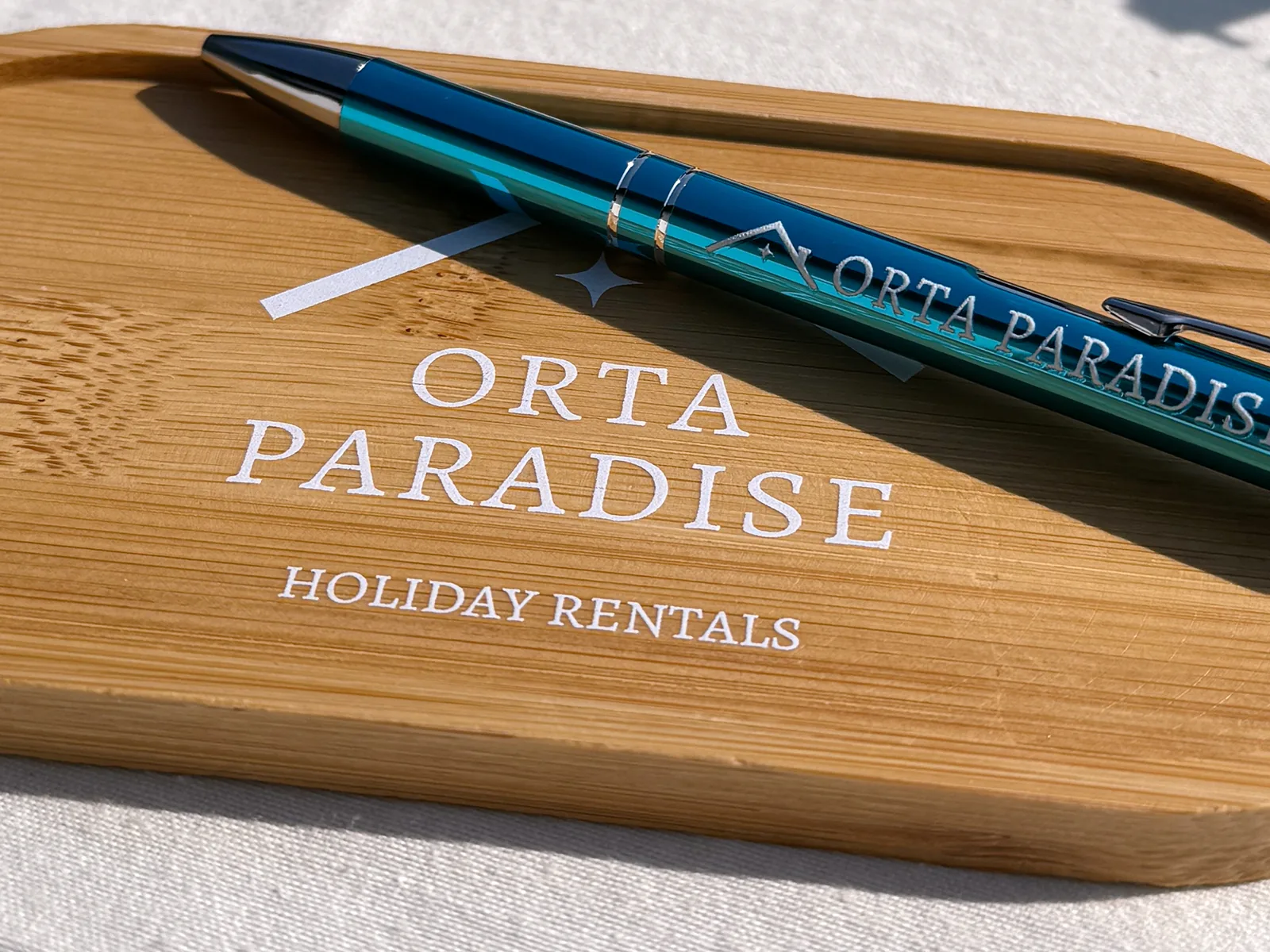 Vassoio in bambù e penna incisi per Orta Paradise Holiday Rentals