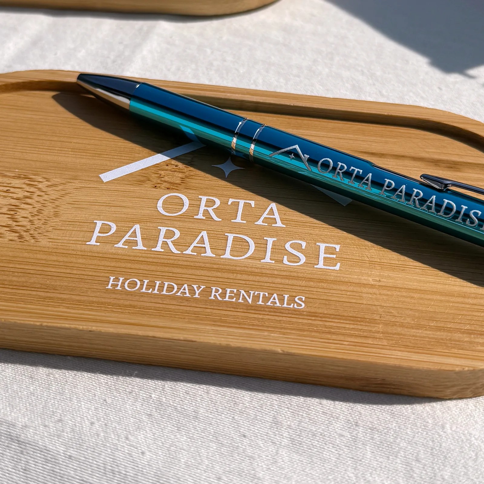 Vassoio in bambù e penna incisi per Orta Paradise Holiday Rentals