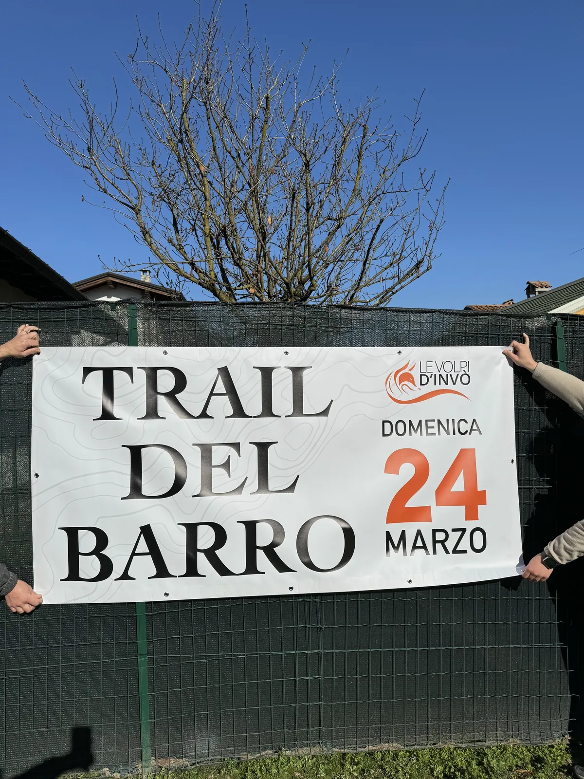 Banner «Trail del Barro» per Le Volpi d’Invorio tenuto teso davanti a una recinzione