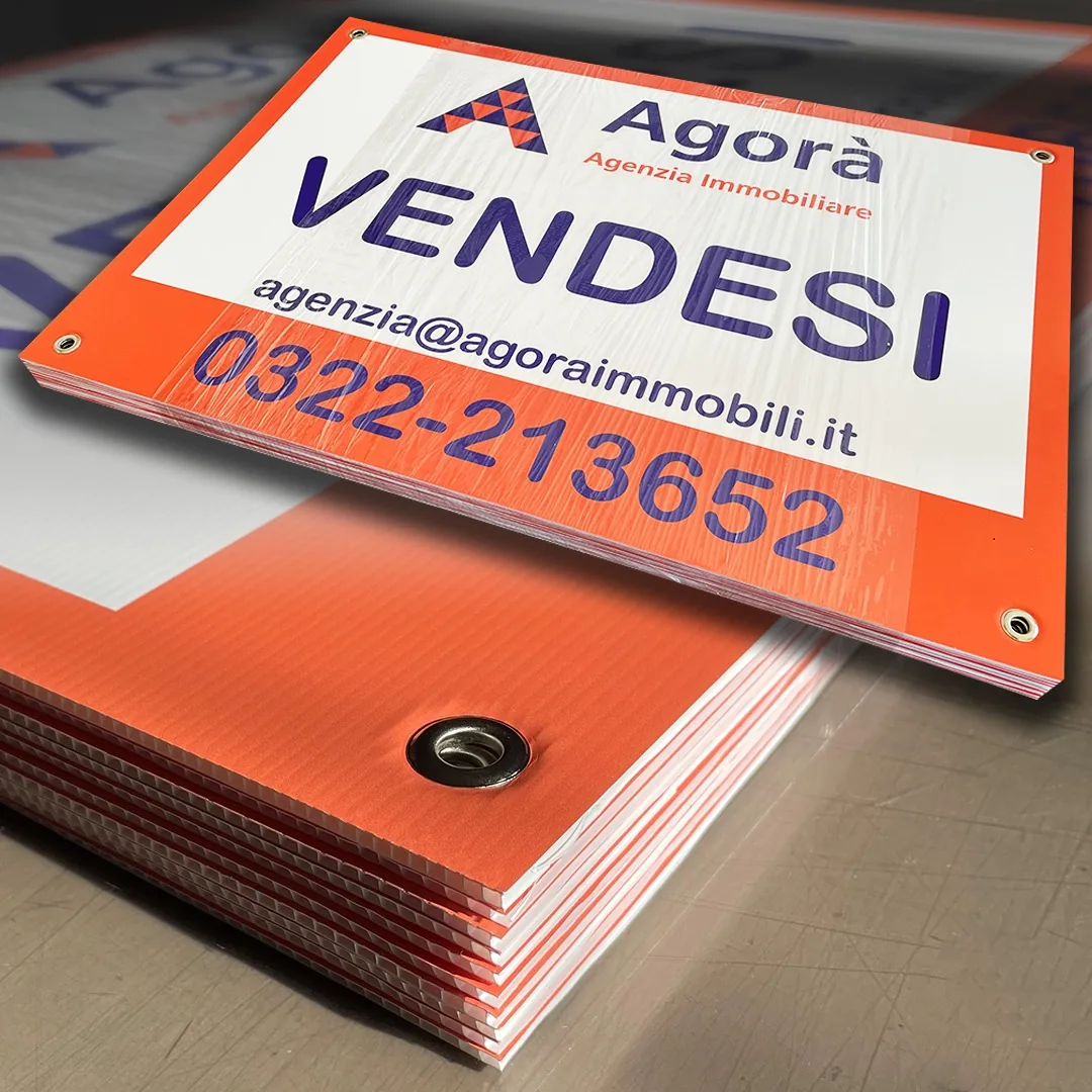 Pila di cartelli in polionda «Vendesi» Agorà Immobiliare con occhielli