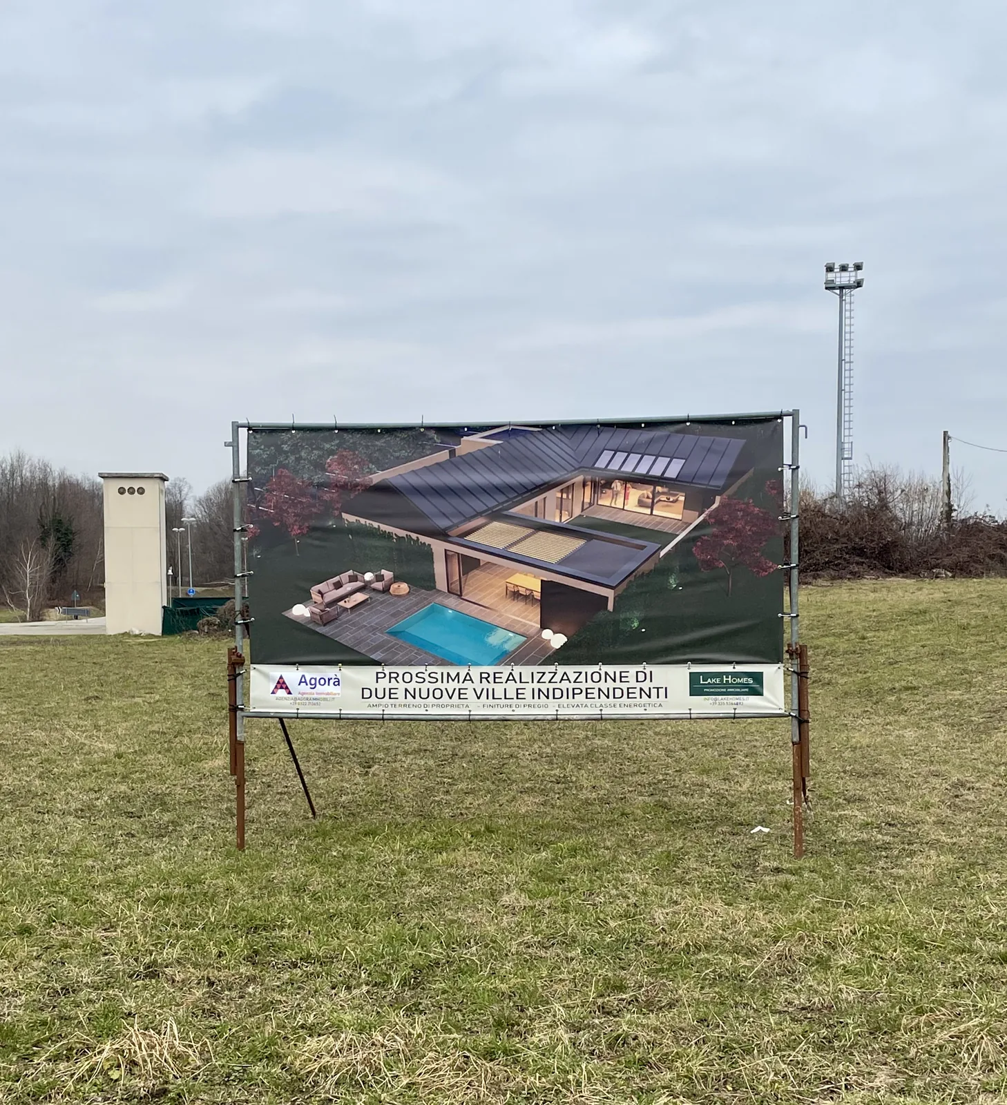 Cartellone Agorà su struttura in un prato: «Prossima realizzazione di due nuove ville indipendenti»