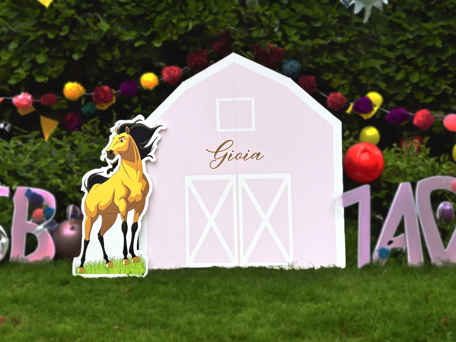 Sagome in cartonato per una festa: casetta rosa «Gioia», cavallo e numeri giganti