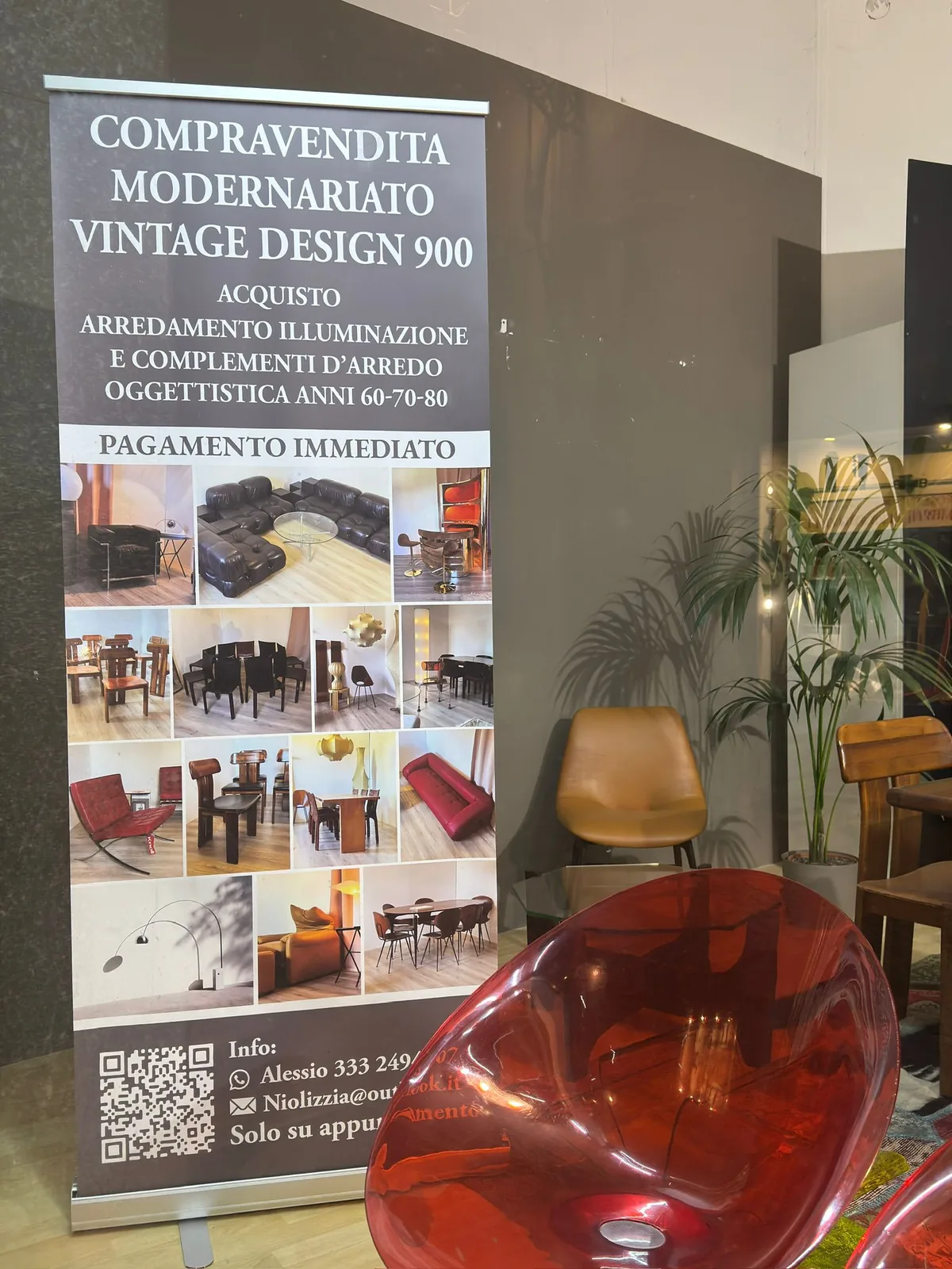 Roll-up Compravendita Modernariato Vintage Design 900 in negozio, tra poltrone di design