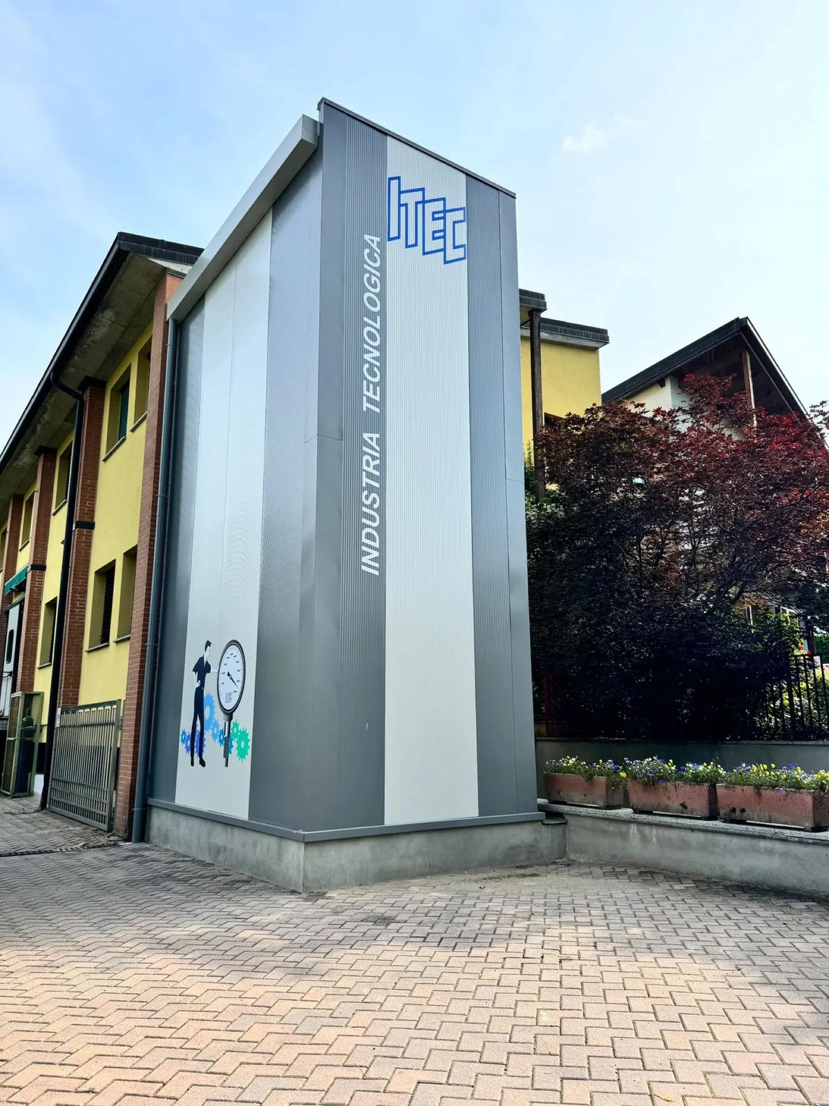 Torre d’ingresso ITEC Industria Tecnologica rivestita con pannelli e scritte