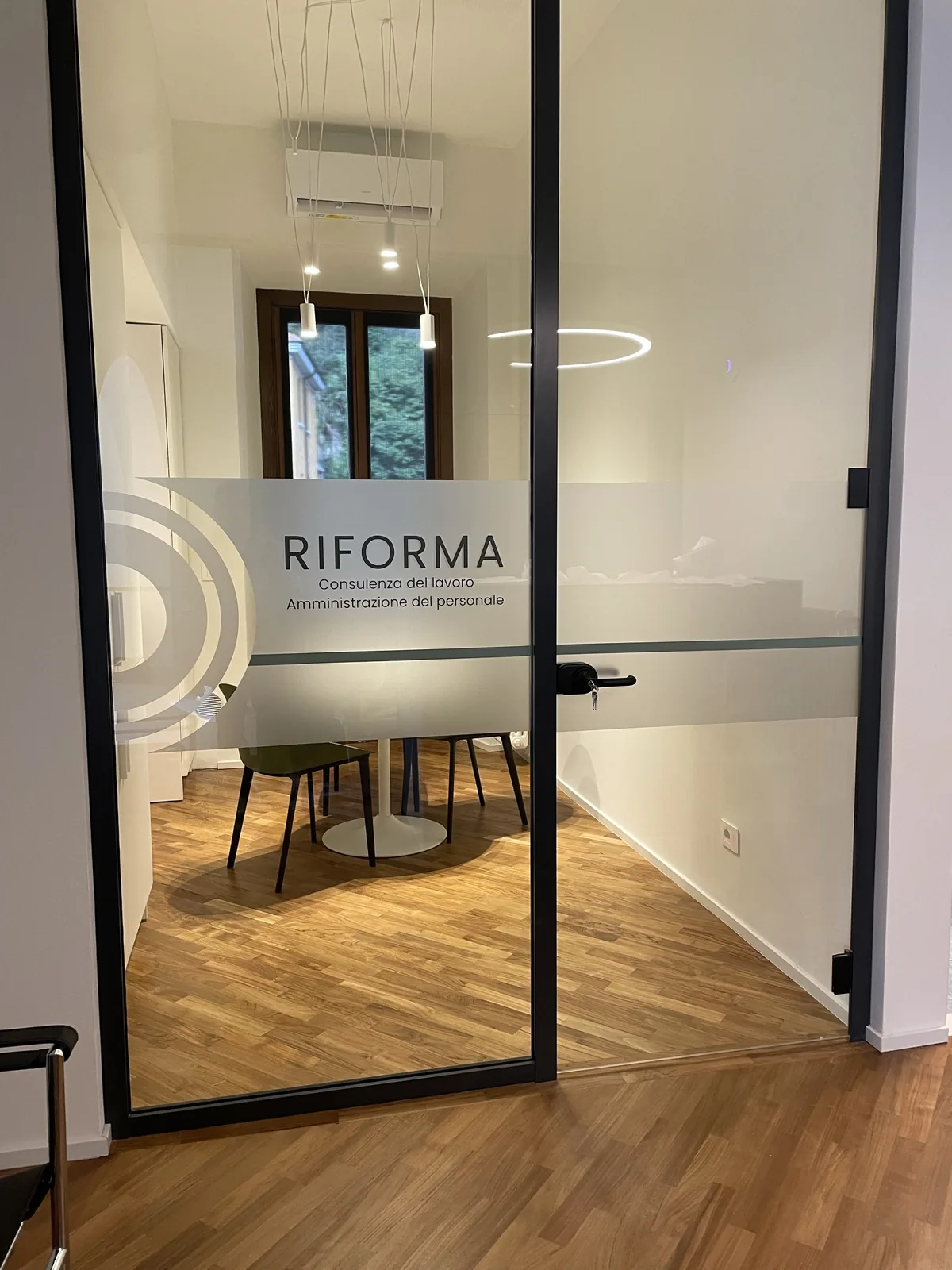 Porta a vetri dello studio Riforma con fascia satinata e logo