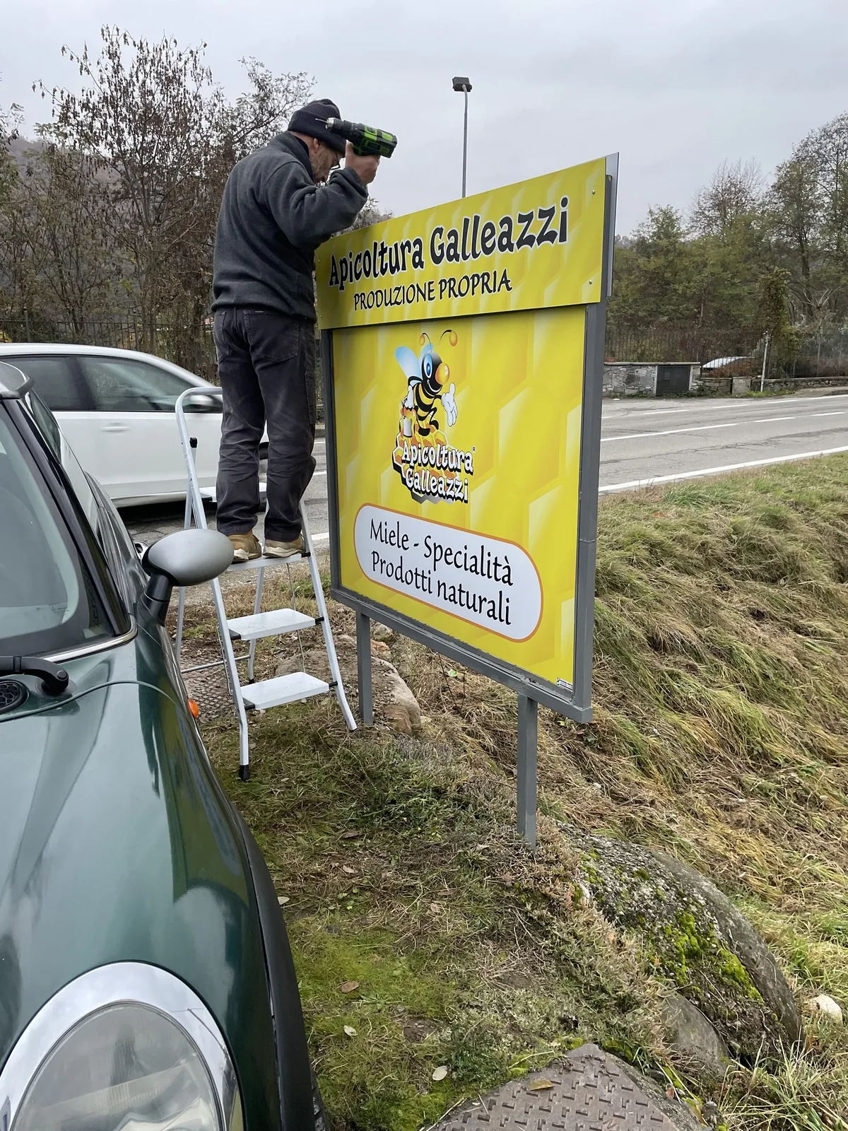 Cartello giallo Apicoltura Galleazzi lungo la strada