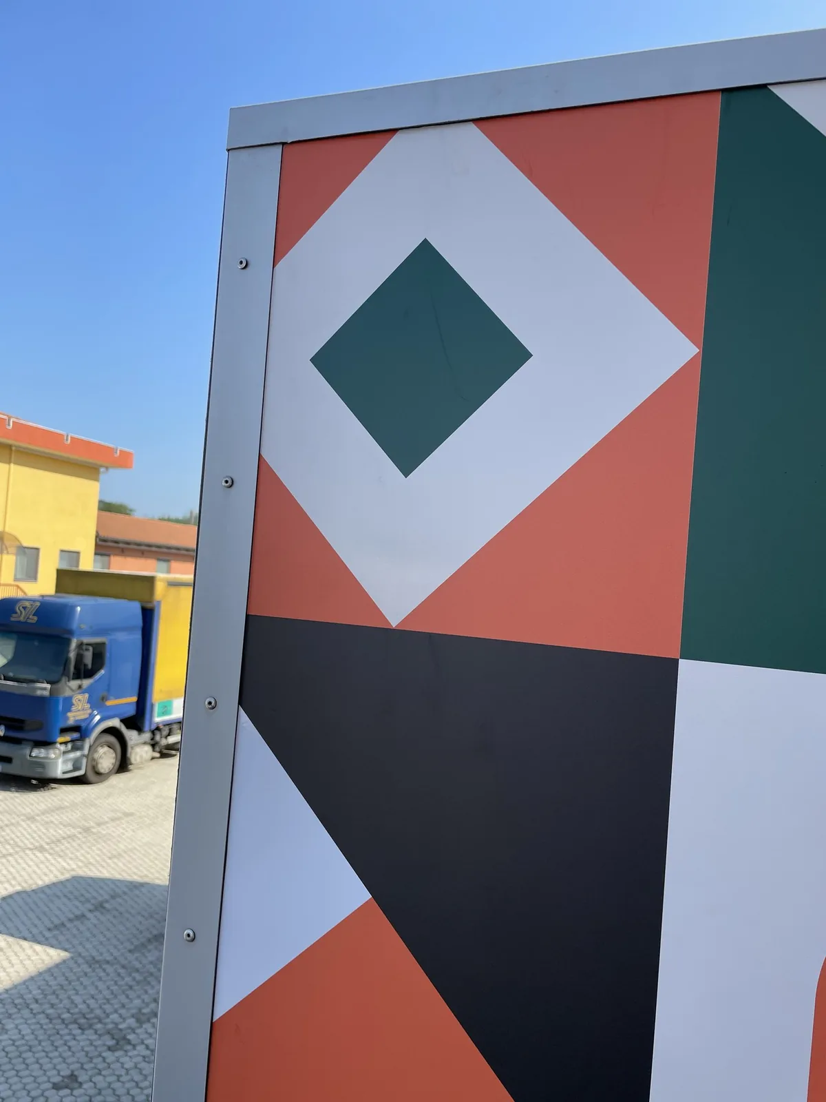 Pannello con la grafica geometrica Comero montato sul palo