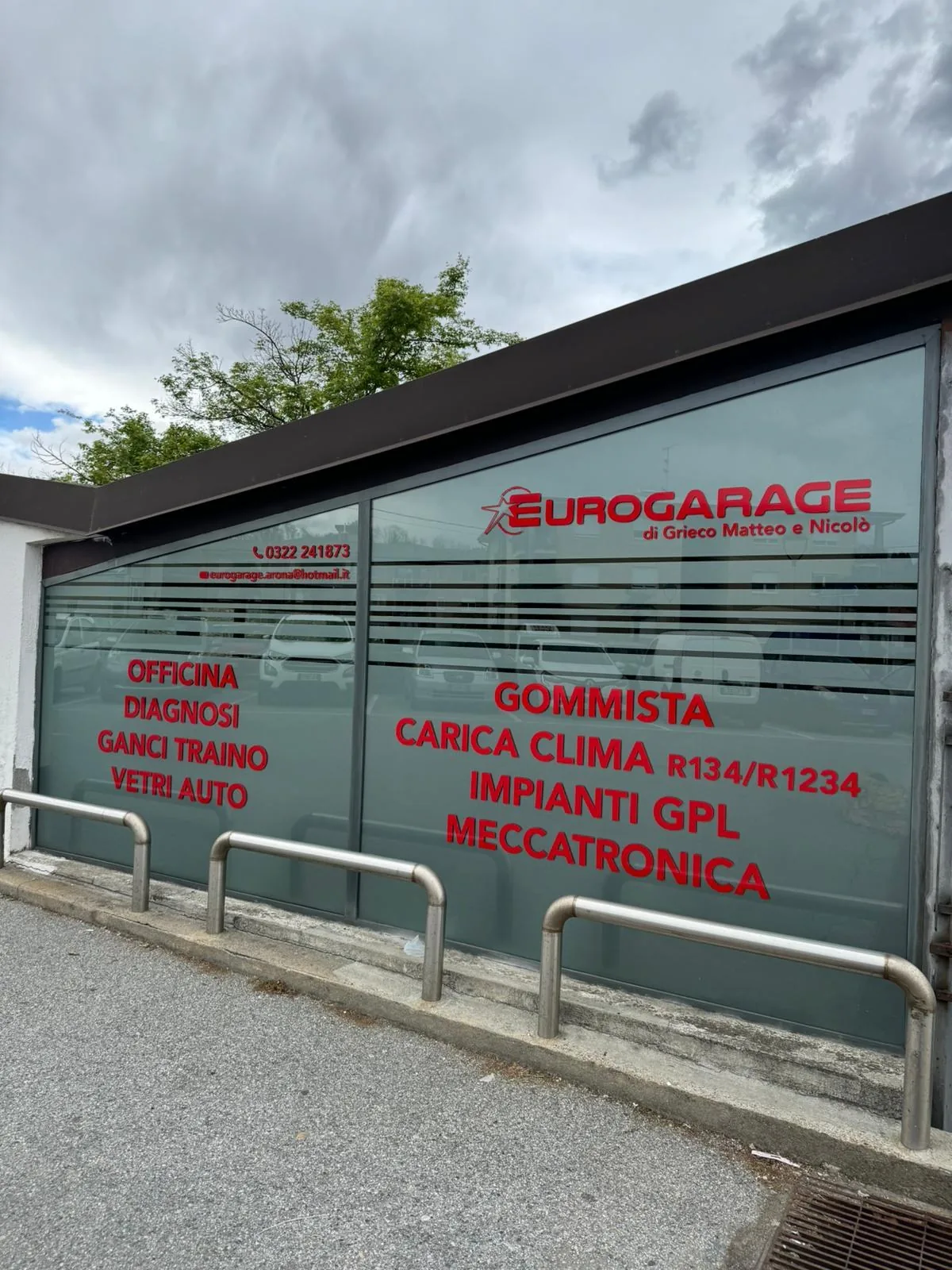 Vetrate Eurogarage con scritte rosse e fasce satinate